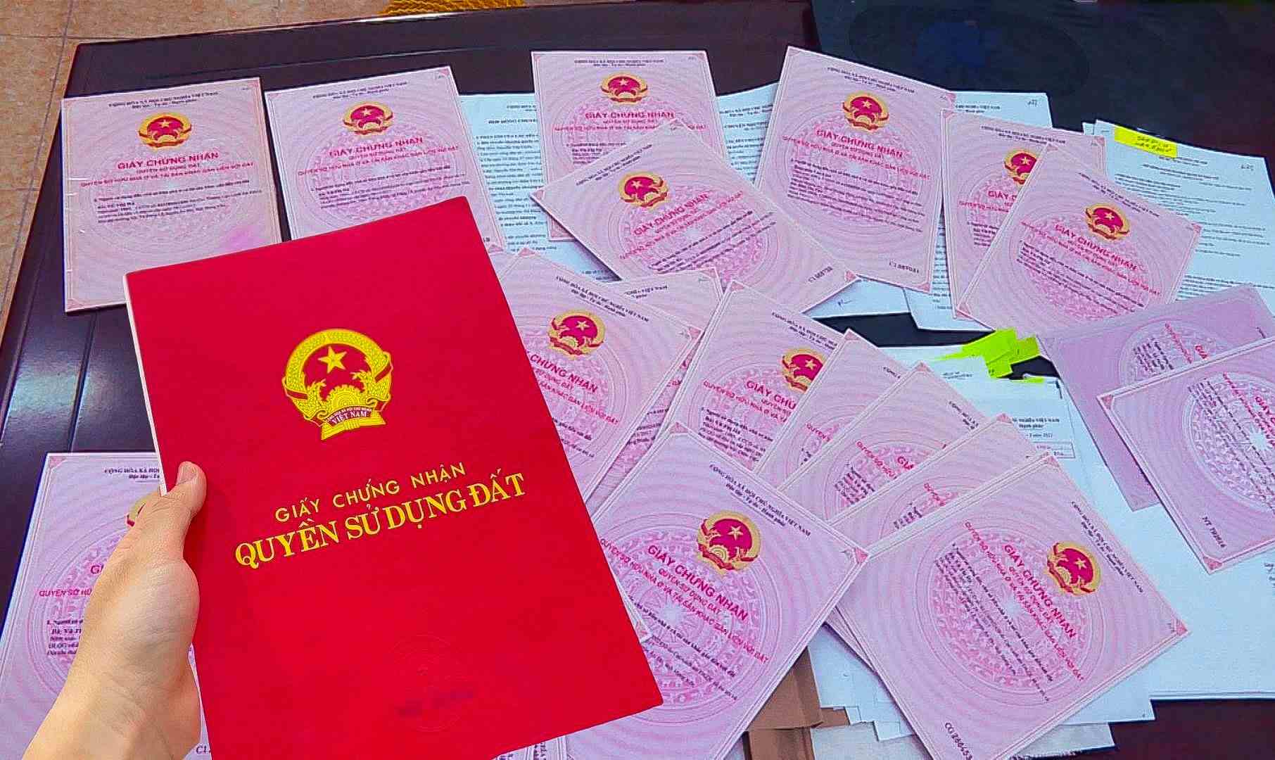 cầm sổ đỏ