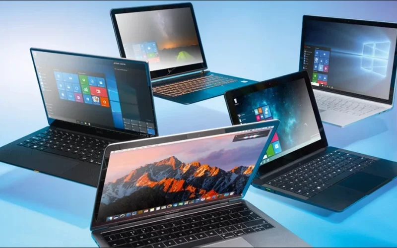 cầm laptop