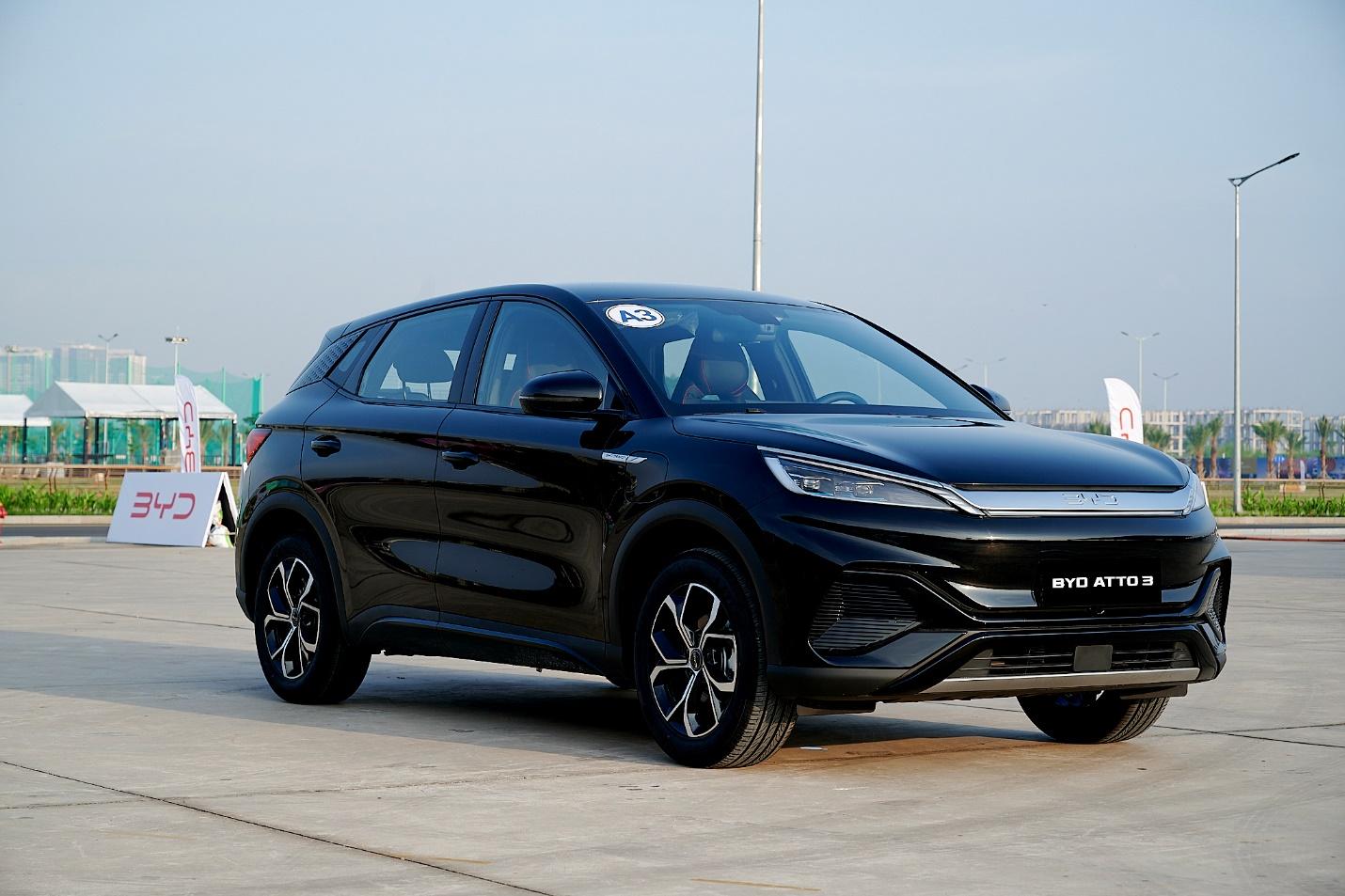 cầm xe ô tô điện